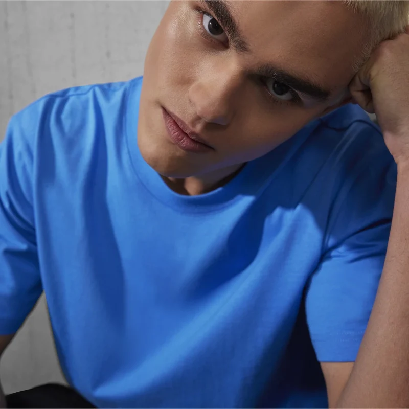 Polera B&C E220 de algodón peinado sostenible, ideal para impresión o bordado personalizado en Chile